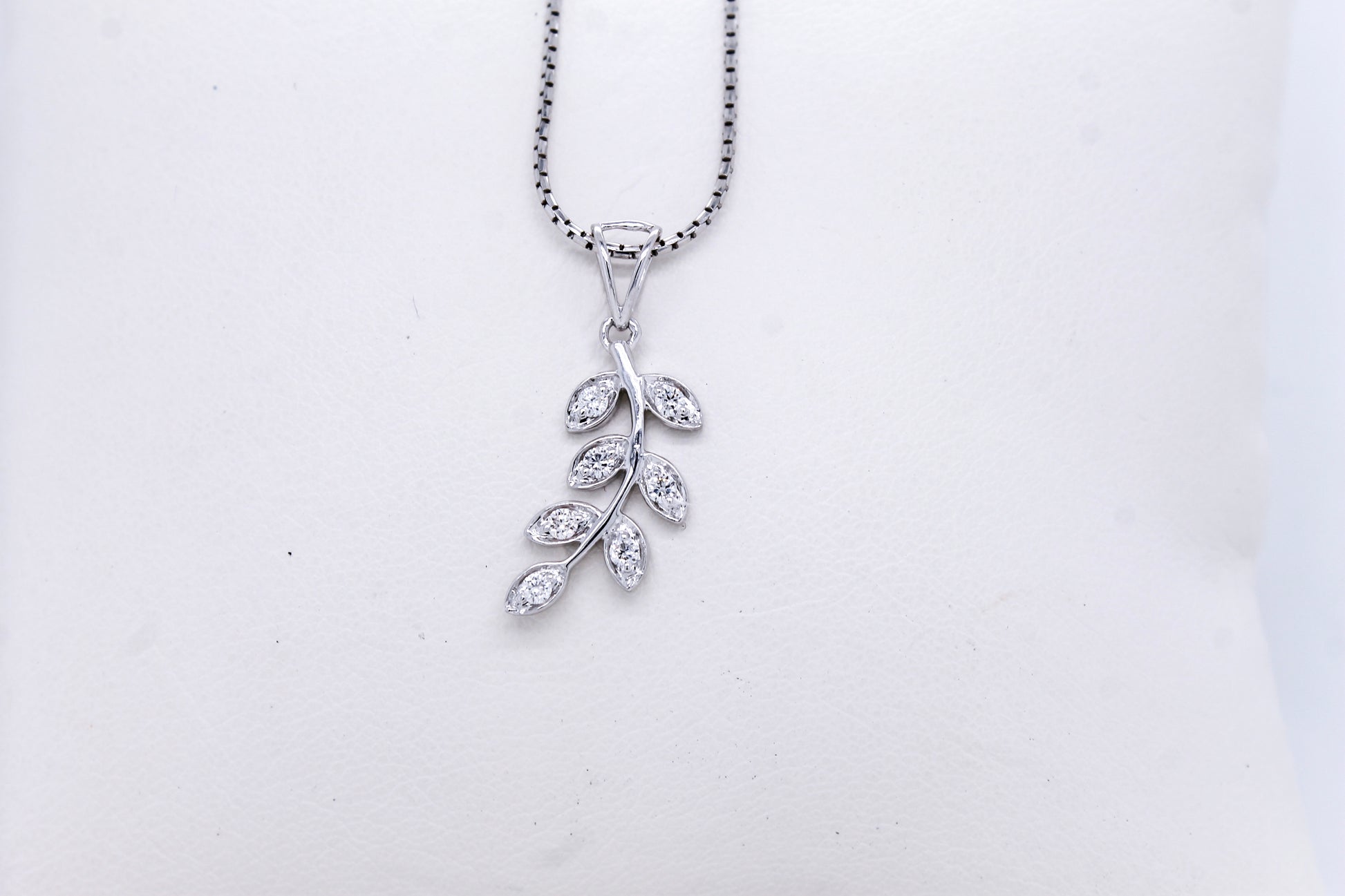 Diamond Leaves Pendant 0.2 ct